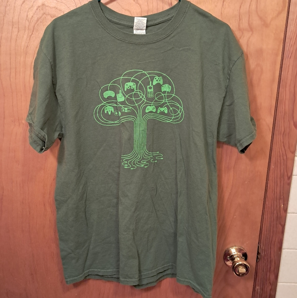 Vintage Y2K Men's Earth Day T-shirt.